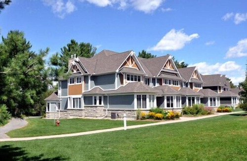 Baysville Villa | Luxury 3 Bedroom, 3 Bathroom Villa on Lake of Bays