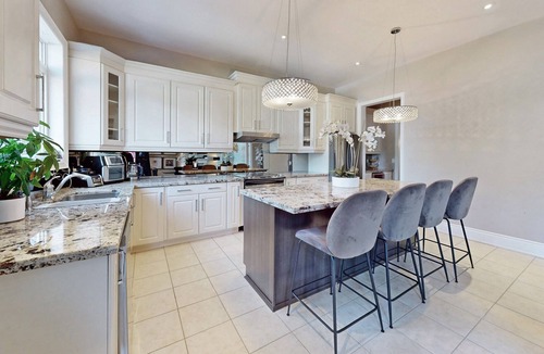Pickering Condo | Luxury 3 Bedroom Family Home - w/Free WiFi & Parking. 20mins from Downtown