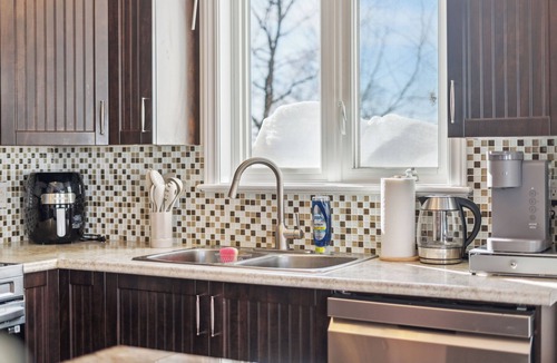 Ottawa Division House | Luxury 4BR Home | Sleeps 8 | Private & Near Shops in Ottawa