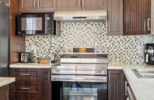 Ottawa Division House | Luxury 4BR Home | Sleeps 8 | Private & Near Shops in Ottawa