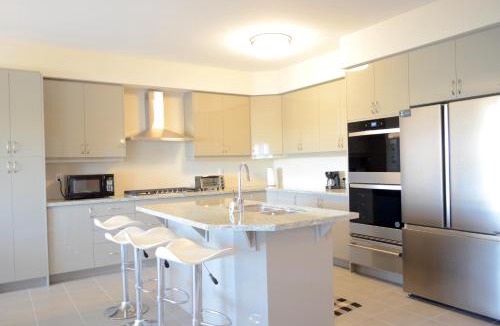 County of Brant House | Luxury 5 Bed Retreat for 12 with Gourmet Kitchen