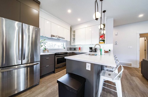 West Edmonton House | Luxury 5BDRM Retreat - Hot Tub - King Bed - Sleeps 13