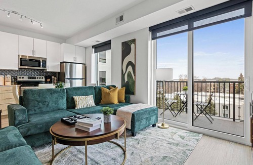 Uptown Apartment | Luxury and Modern 2BD/2BA condo in Trendy Uptown w Free WiFi, Gym, Patio & View!