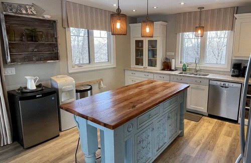 Havelock-Belmont-Methuen House | Luxury Lakefront: Captivating Vistas on Jack Lake