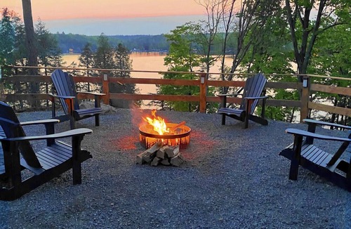 Havelock-Belmont-Methuen House | Luxury Lakefront: Captivating Vistas on Jack Lake