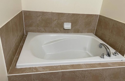 Brantford Apartment | Luxury Chic 1BED Detached house in Central Brantford