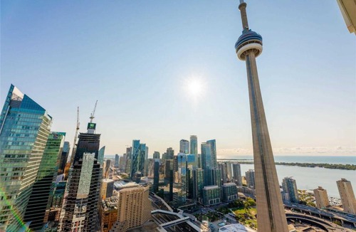 Toronto Entertainment District House | Luxury CN Tower View King Bed Balcony FREE PARK