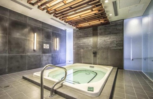 Toronto Entertainment District House | Luxury CN Tower View King Bed Balcony FREE PARK
