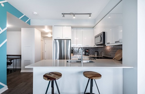 Hurontario Condo | Luxury condo w breathtaking sunset views close to airport & downtown Mississauga