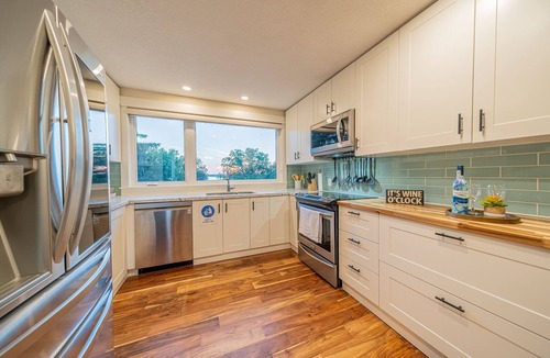 Scugog Cottage | Luxury Cottage by Lake Scugog w/Hot Tub