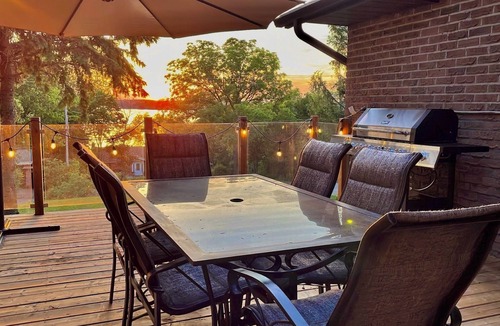 Scugog Cottage | Luxury Cottage by Lake Scugog w/Hot Tub