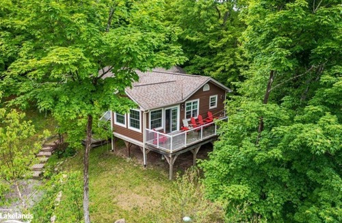 Lake of Bays Cottage | Luxury Cottage in Muskoka with Pool & Hot Tub -1min to the Beach