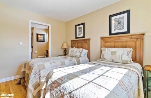 Lake of Bays Cottage | Luxury Cottage in Muskoka with Pool & Hot Tub -1min to the Beach