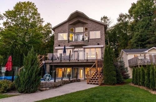 Bobcaygeon House | Luxury Cottage Kawartha Lakes With Jacuzzi, pool and many more attractions