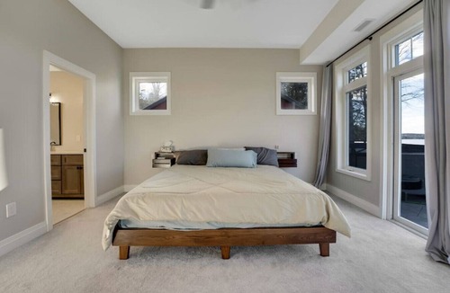 Coe Hill Cottage | Luxury Cottage overlooking Wollaston Lake-Hot tub