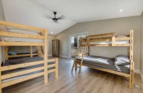 Coe Hill Cottage | Luxury Cottage overlooking Wollaston Lake-Hot tub