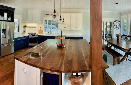 Haliburton House | Luxury Drag Lake Cottage with Hot Tub & A/C