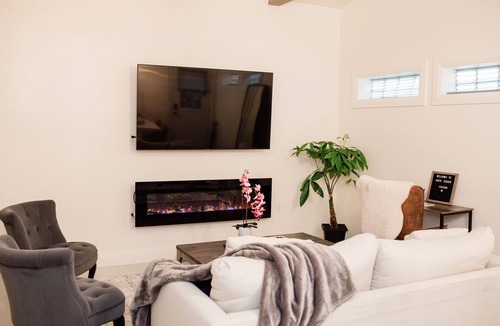Pickering Apartment | Luxury Guest Suite, Pickering, ON