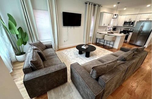 Newark Apartment | Luxury Home/Rooftop/15 min EWR