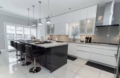 Hurontario House | Luxury Home Square One & Airport