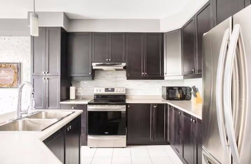 Cobourg House | Luxury Home with Heated Pool, Hot Tub, BBQ & Beach - Living the Dream !
