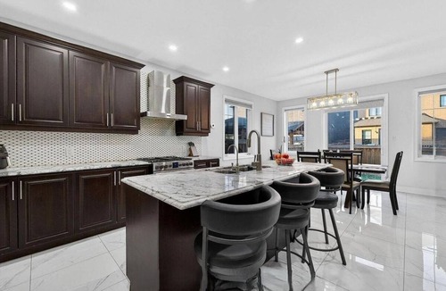 Brampton House | Luxury House, Bright & In Beautiful Neighbourhood!