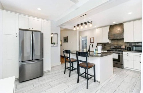 Summit - University House | Luxury King Bed | Newly Renovated | Bright & Sunnyn