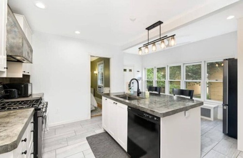 Summit - University House | Luxury King Bed | Newly Renovated | Bright & Sunnyn