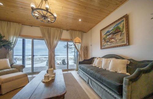 South Bruce Peninsula House | Luxury Lakefront Cottage - The Shining Star