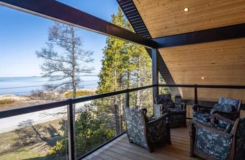 South Bruce Peninsula House | Luxury Lakefront Cottage - The Shining Star