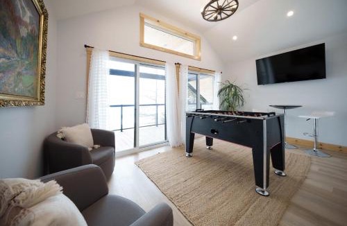 South Bruce Peninsula House | Luxury Lakefront Cottage - The Shining Star
