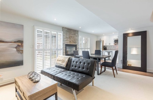 Clarkson-Lorne Park House | Luxury Lakeside Studio by Jack