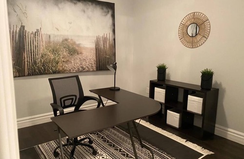 Cottam House | Luxury Living in a serene neighborhood, perfect for vacation & Corporate getaway