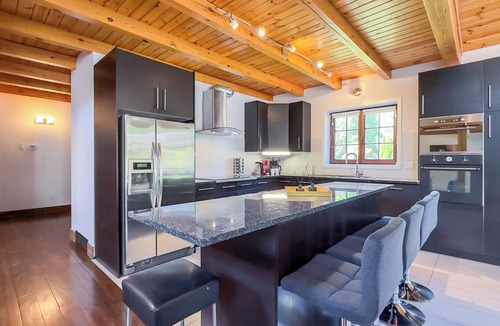 Bayfield Cottage | Luxury Log Retreat - *King Bed, Game Room*