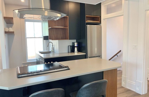 Peterborough Apartment | Luxury Modern Apartment in Downtown Century Home - 2 Bedroom, Free parking x 4