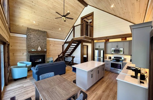 Bracebridge Cottage | Luxury Muskoka River Log Cabin