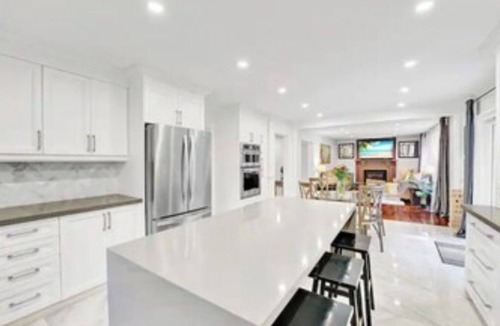 Ajax House | Luxury Remodel w HOT TUB, 6 Bdrm w 3 King beds.