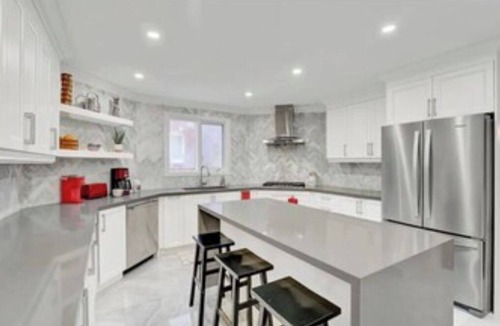 Ajax House | Luxury Remodel w HOT TUB, 6 Bdrm w 3 King beds.