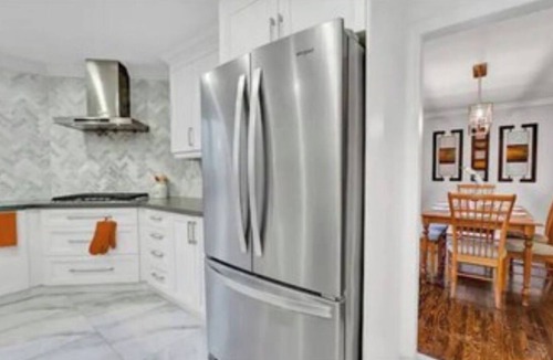 Ajax House | Luxury Remodel w HOT TUB, 6 Bdrm w 3 King beds.