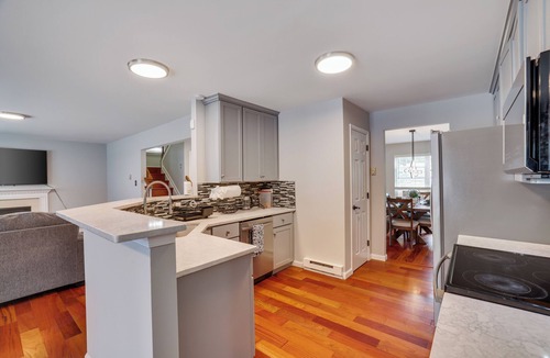Blakeslee House | Luxury Rerteat, Hot Tub, Jacuzzi, Pool, Theater, Fire Pit, EV Charger & near Ski