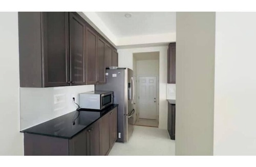 Brampton House | Luxury Stay in Brampton: 3 Private Rooms 3 Beds