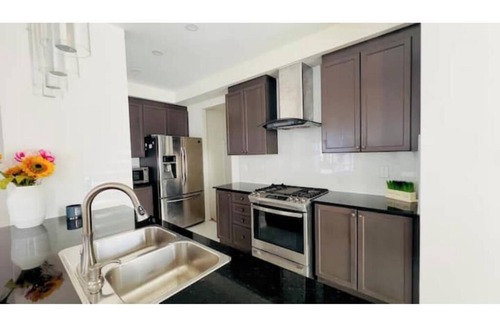 Brampton House | Luxury Stay in Brampton: 3 Private Rooms 3 Beds