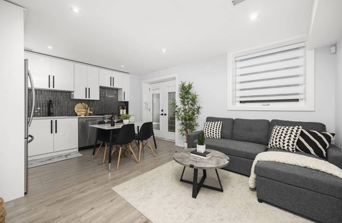 Dorset Park House | ☆ Luxury Unit - HEATED FLOORS, WORKSPACE, CENTRAL LOCATION & FREE PARKING ☆