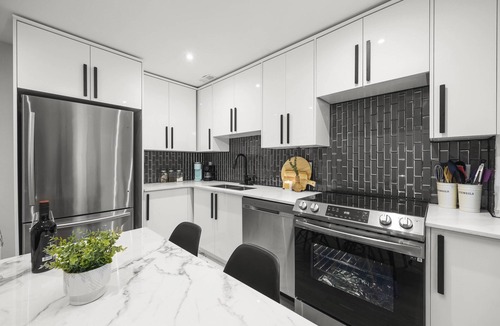 Dorset Park House | ☆ Luxury Unit - HEATED FLOORS, WORKSPACE, CENTRAL LOCATION & FREE PARKING ☆