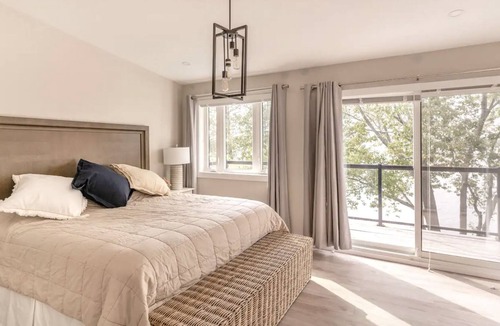 Selwyn Cottage | Luxury Waterfront Cottage (5,000 sqft w/Hot Tub)nn
