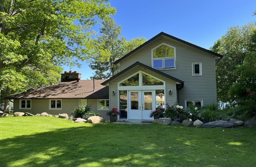 Georgian Bay Cottage | Luxury waterfront Cottage with tournament pickleball court and sandy clear beach