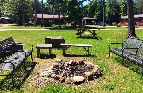 Madawaska House | Madawaska Lodge-Cottage