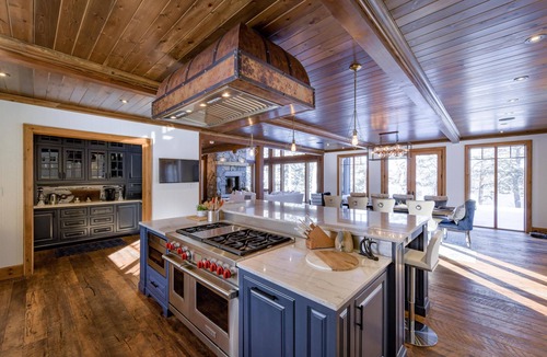 Seguin Cottage | Magnificent 7bdrm 8bath luxury on Lake Joe! Hot Tub! Gym! Boathouse! Sauna!