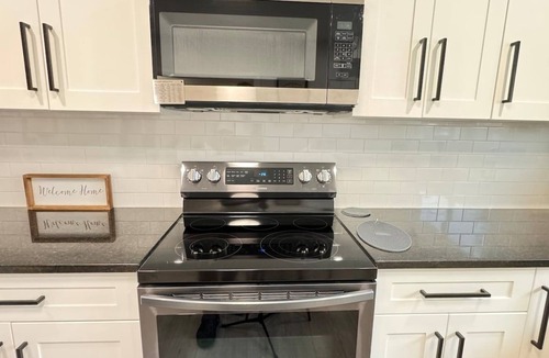 Windsor House | Main floor unit/Fountain Bleau/mins from Chrysler