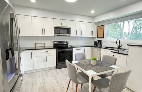 Windsor House | Main floor unit/Fountain Bleau/mins from Chrysler